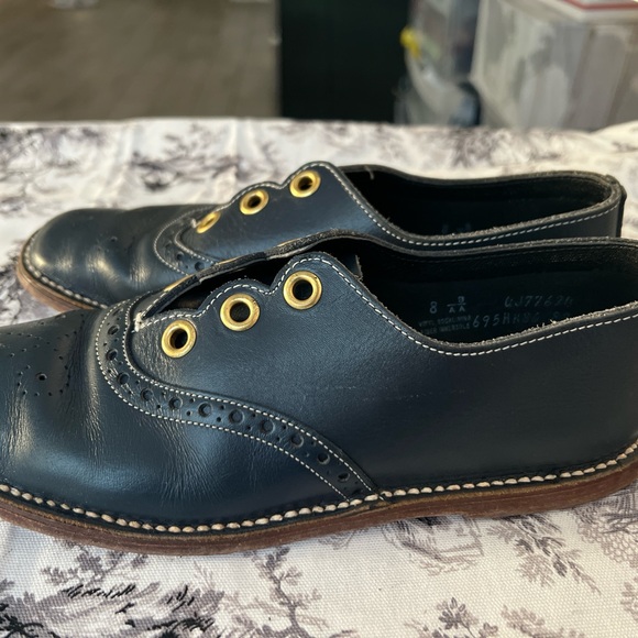 Classic Women's Black Leather Wingtip Shoes with Gold Eyelets - Picture 2 of 4